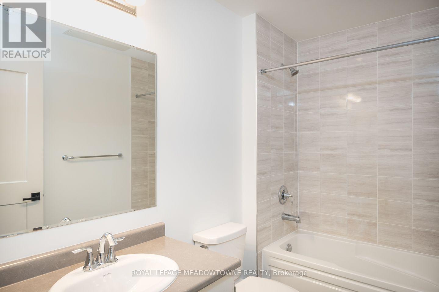 Lovely and neutral 4 piece bathroom - 205 - 102 Grovewood Common, Oakville, ON
