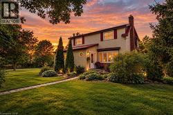 102 RIDGE Road W Grimsby, ON L3M 4E7