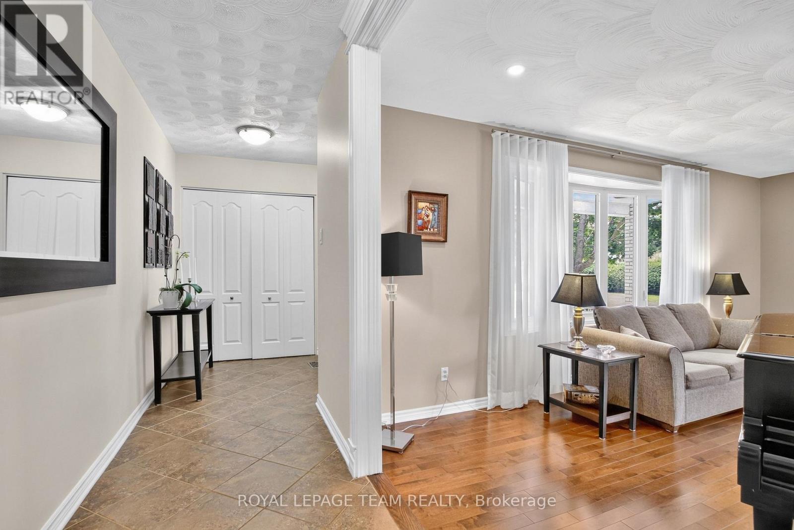 61 Amberwood Crescent, Ottawa, ON