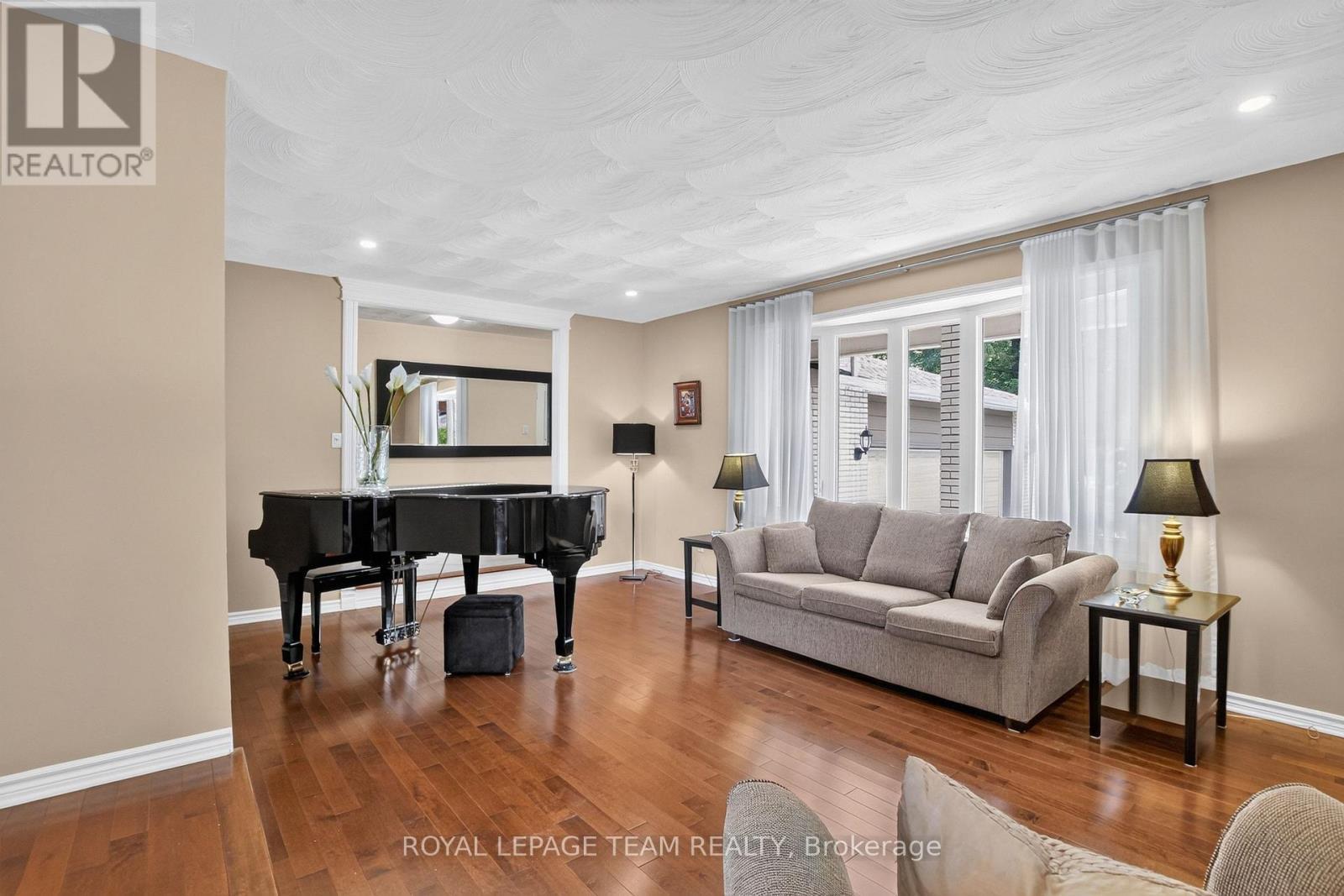 61 Amberwood Crescent, Ottawa, ON