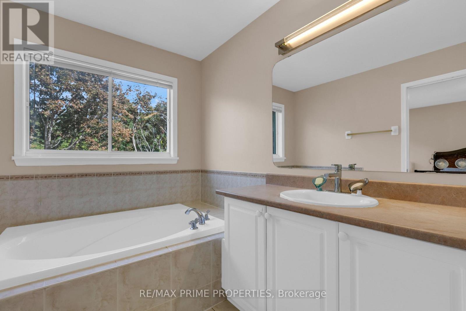 33 Inverkip Avenue, Ottawa, ON