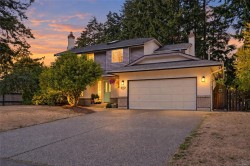 6938 Wallace Dr Central Saanich, BC V8M 1G3