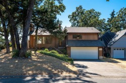 973 Landeen Pl Saanich, BC V8X 3Z4