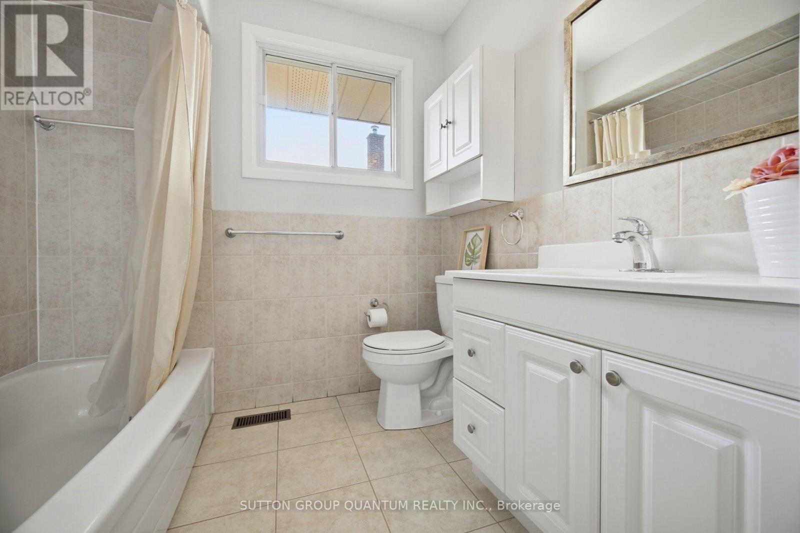 Main bathroom - 126 Angelene Street, Mississauga, ON