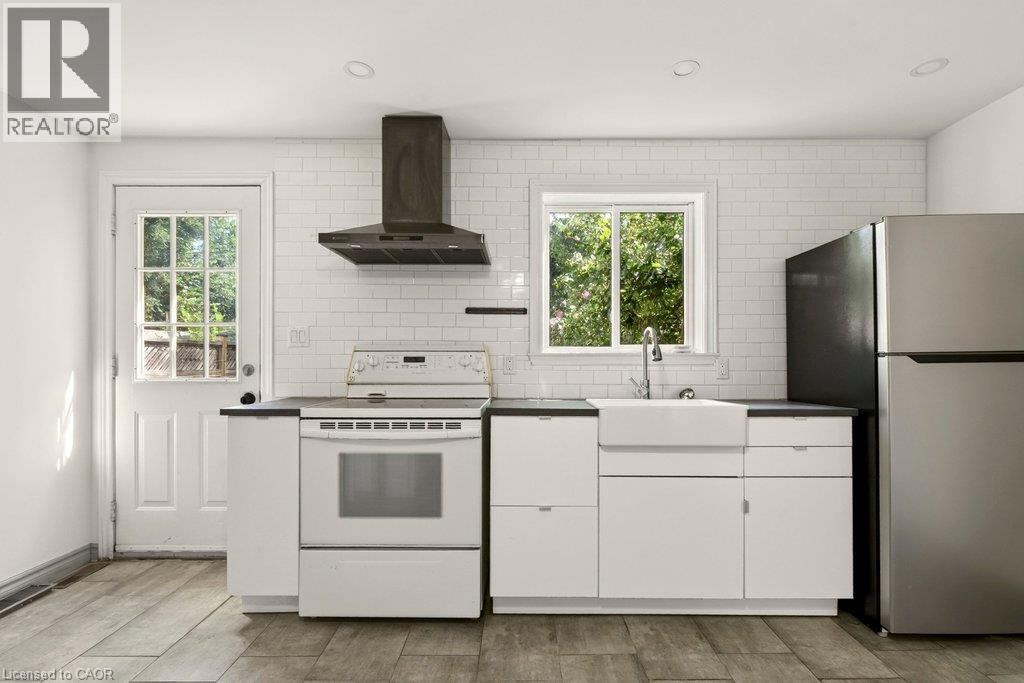 146 Barnesdale Avenue N, Hamilton, ON