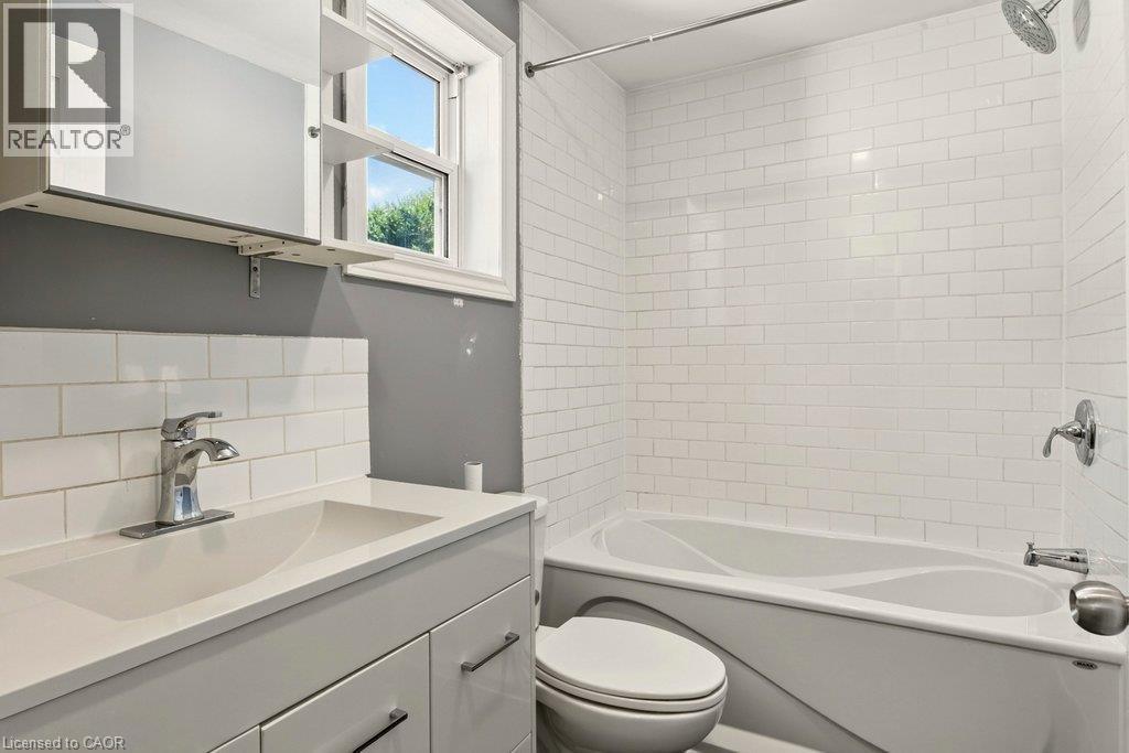 146 Barnesdale Avenue N, Hamilton, ON