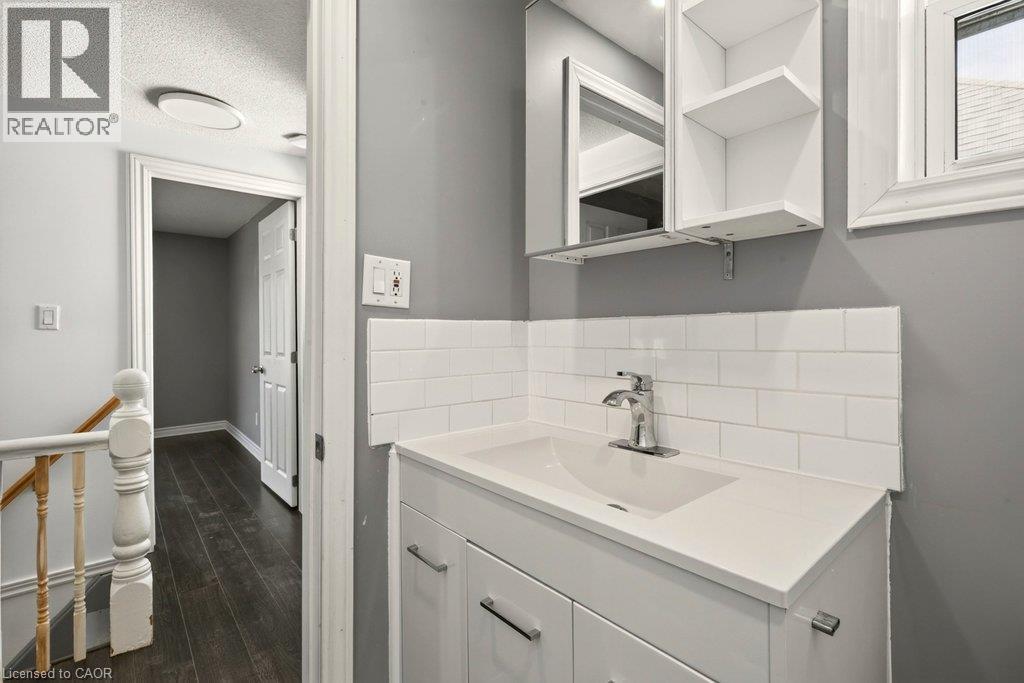 146 Barnesdale Avenue N, Hamilton, ON
