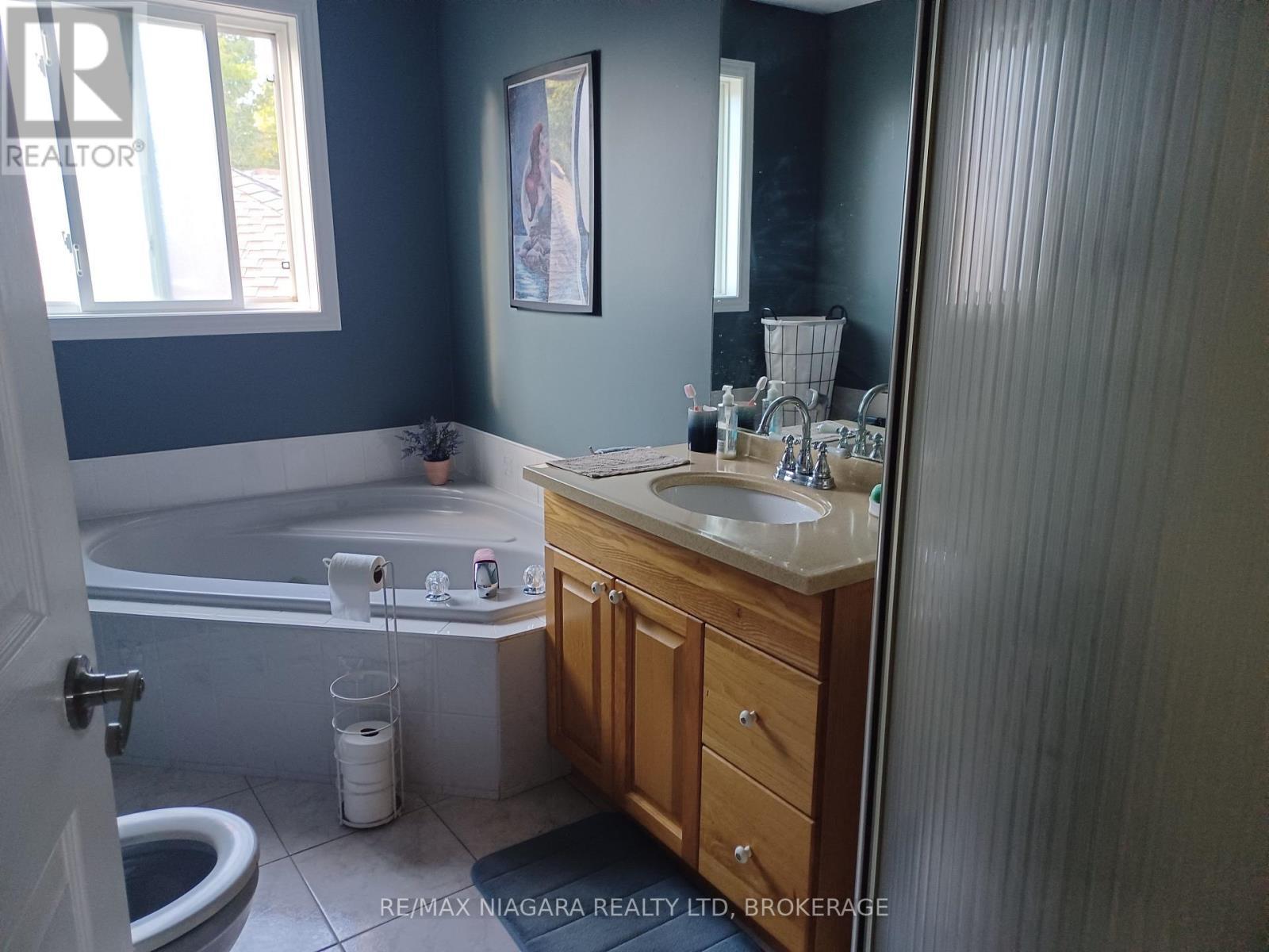 8008 Grossi Court, Niagara Falls (Mt. Carmel), ON
