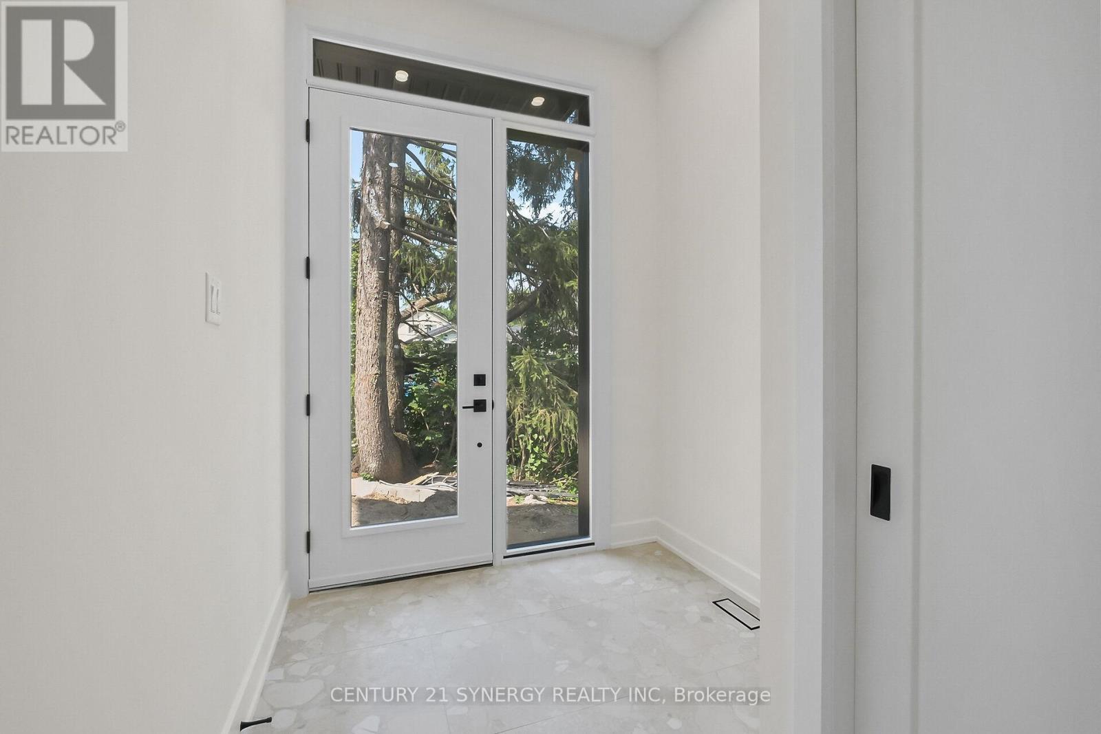 Foyer with 11' ceilings - 83 Boyce Avenue, Ottawa, ON