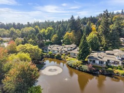 #3-4701 Lochside Dr Saanich, BC V8Y 3E2