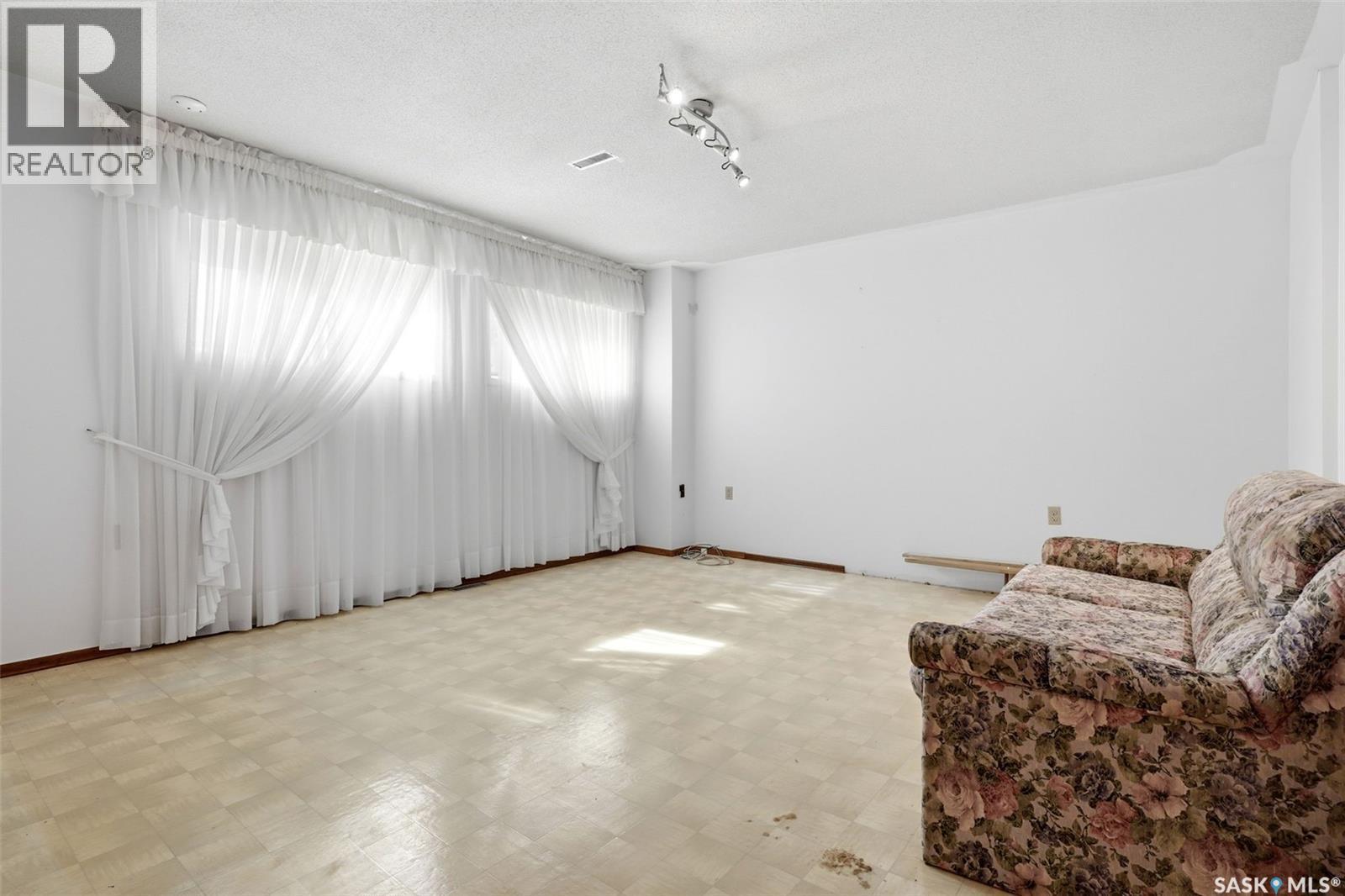 2807 Howell Drive E, Regina, SK