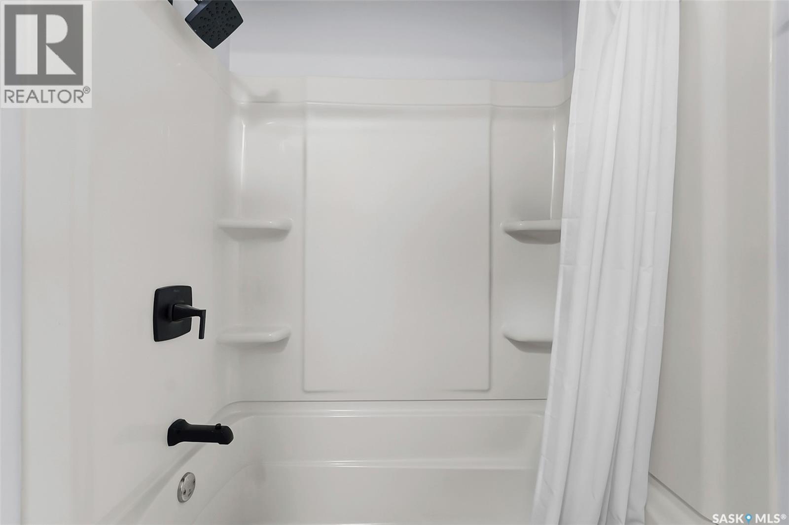 19 Barr Place, Saskatoon, SK - Indoor Photo Showing Bathroom