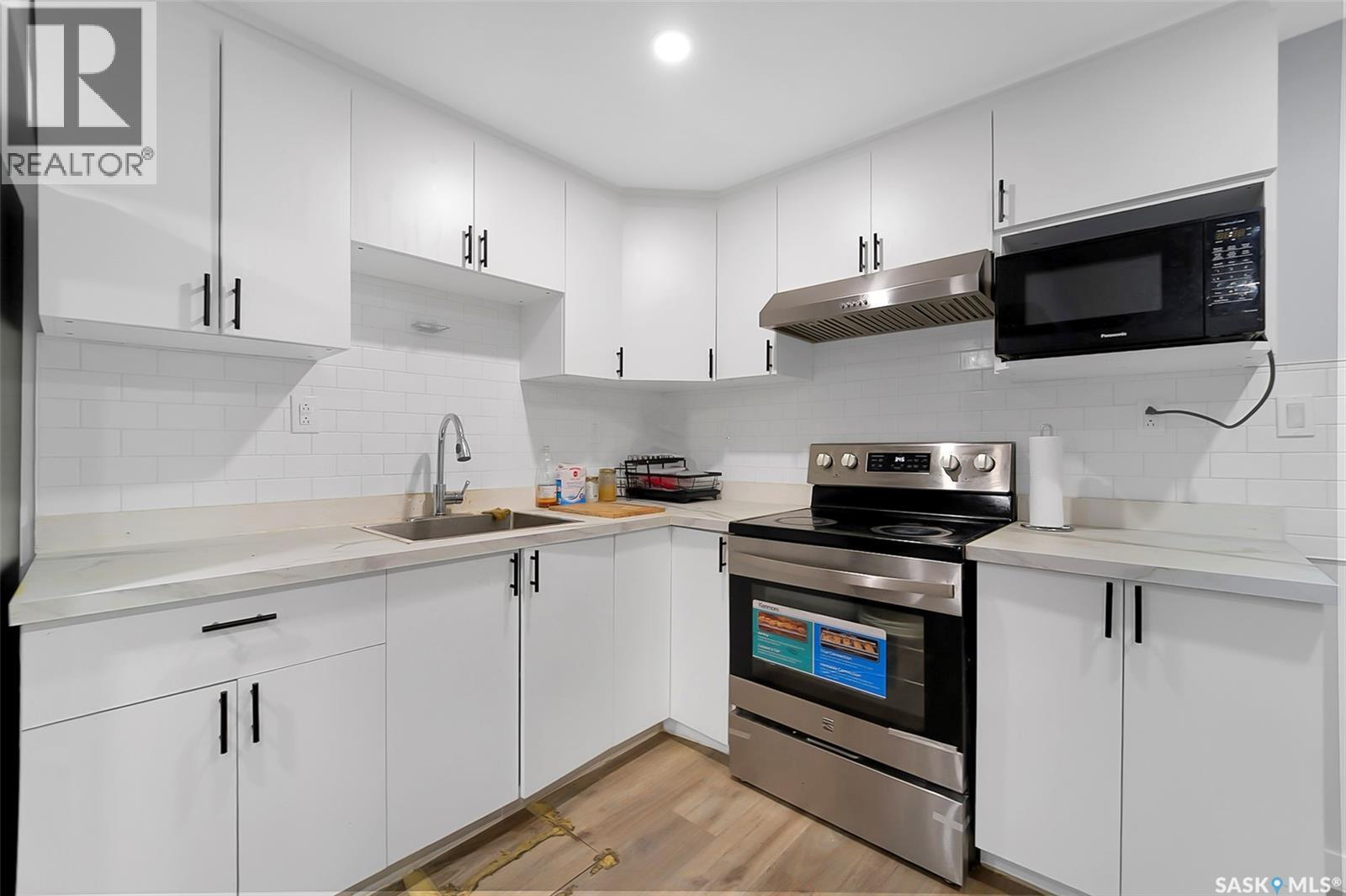 19 Barr Place, Saskatoon, SK - Indoor Photo Showing Kitchen