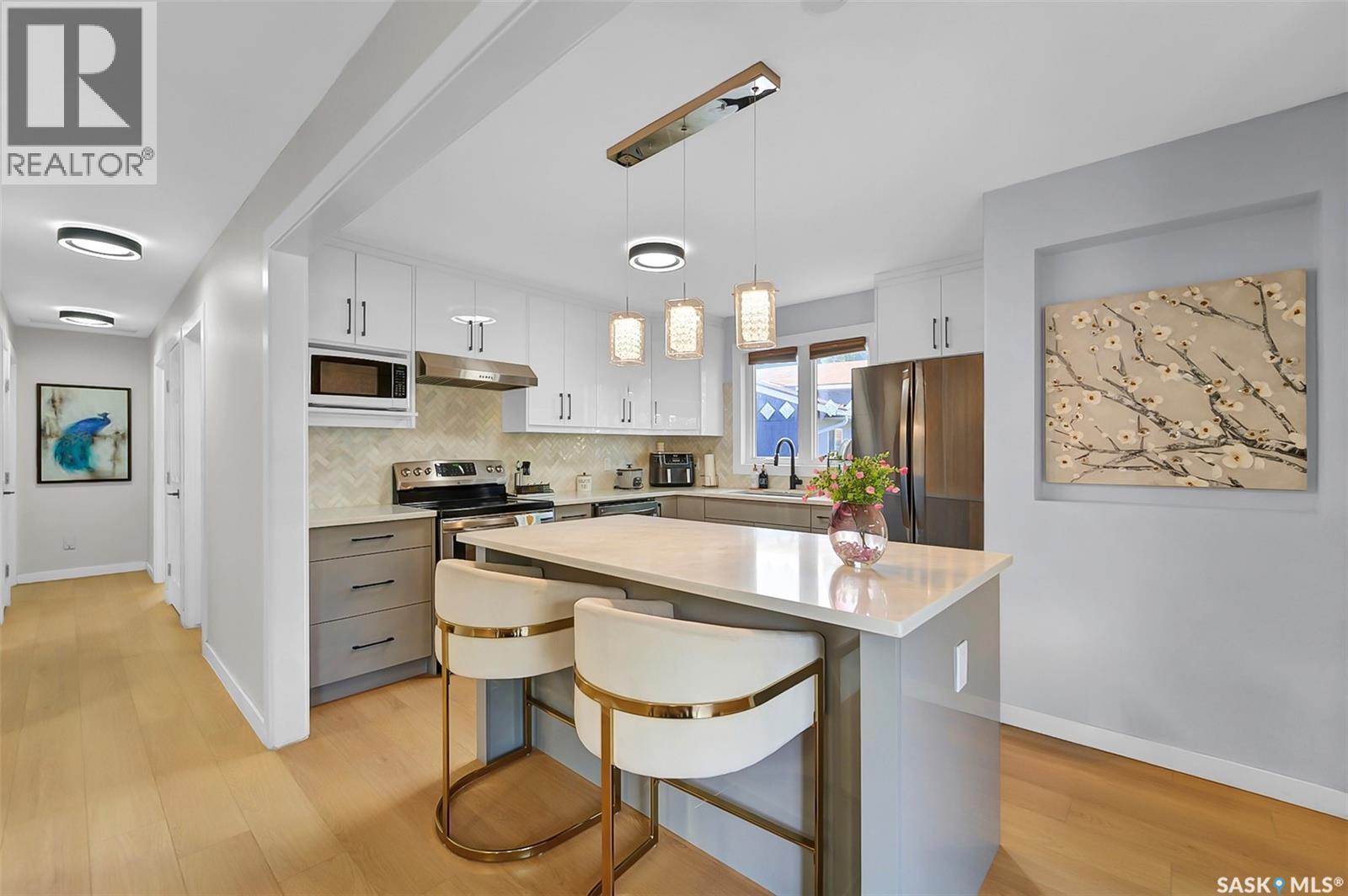 19 Barr Place, Saskatoon, SK - Indoor Photo Showing Kitchen With Upgraded Kitchen