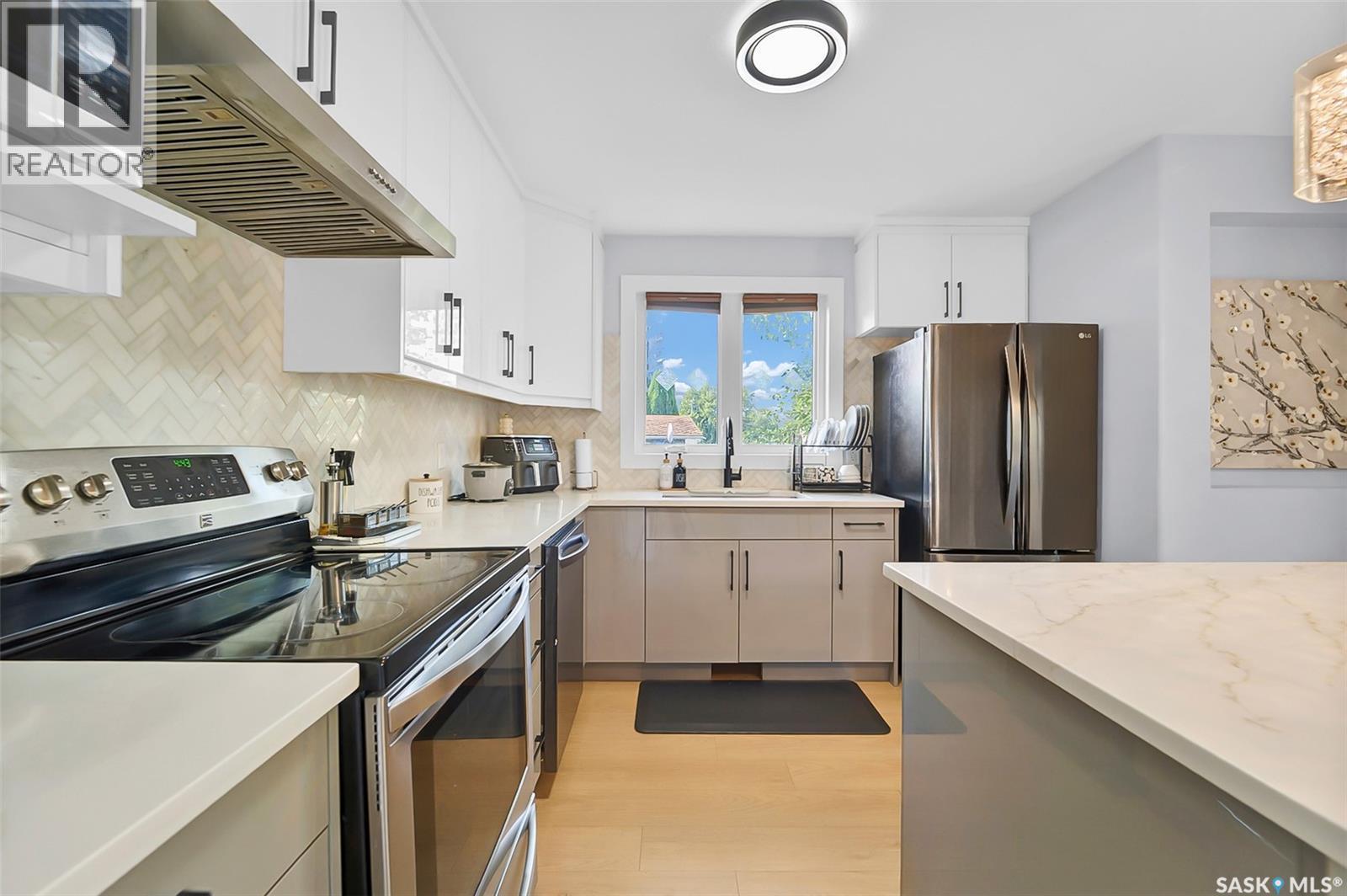 19 Barr Place, Saskatoon, SK - Indoor Photo Showing Kitchen