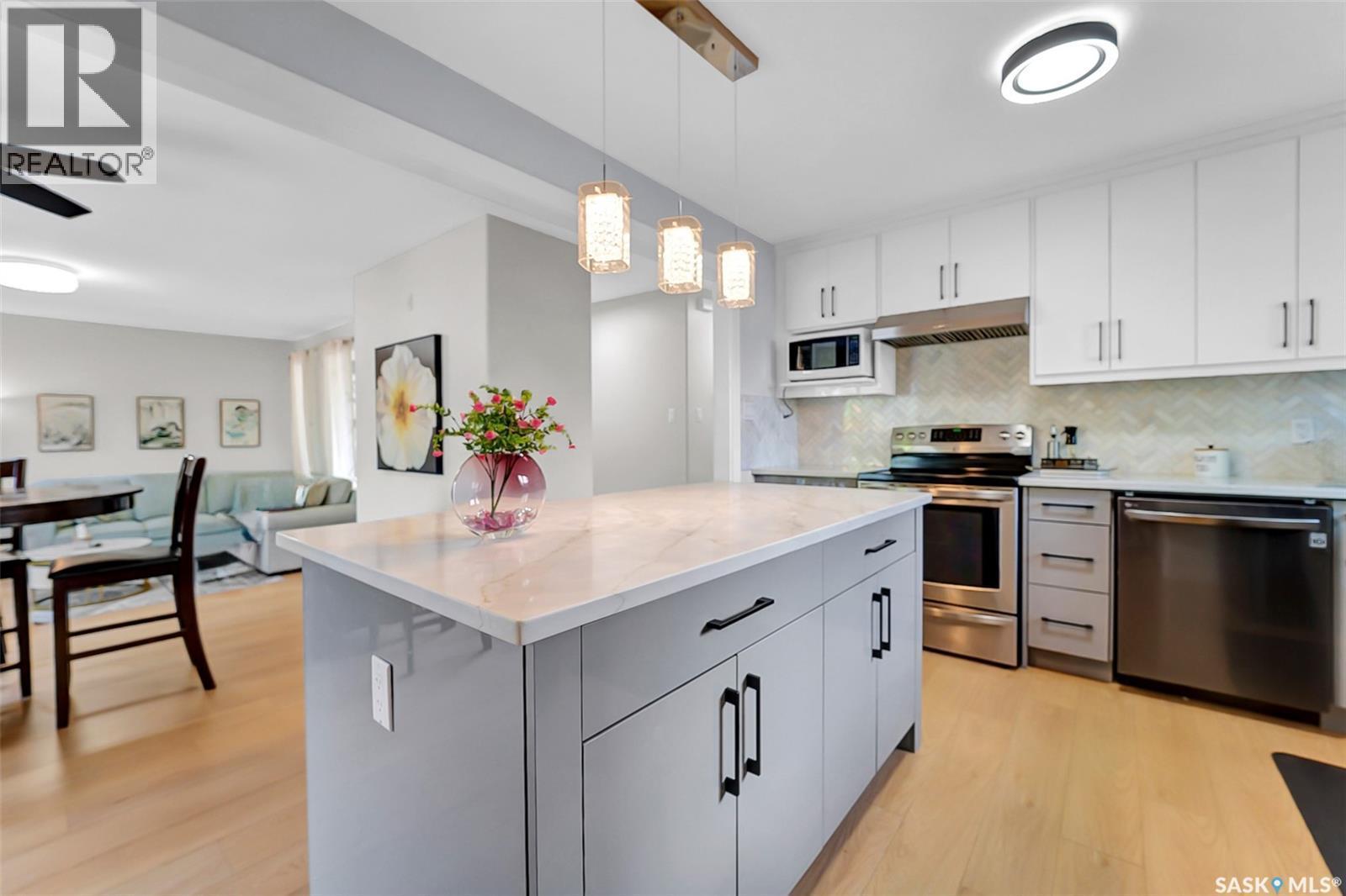 19 Barr Place, Saskatoon, SK - Indoor Photo Showing Kitchen With Upgraded Kitchen