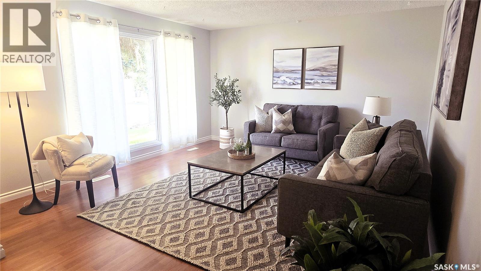 142 Blake Place, Saskatoon, SK - Indoor Photo Showing Living Room