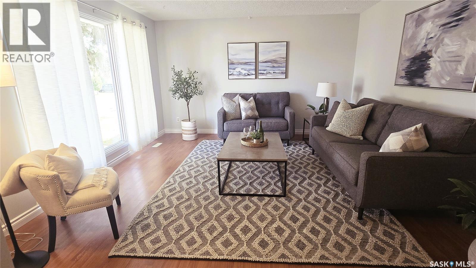 142 Blake Place, Saskatoon, SK - Indoor Photo Showing Living Room
