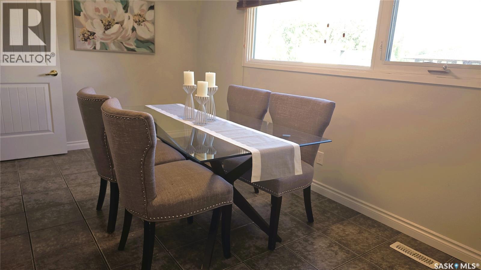 142 Blake Place, Saskatoon, SK - Indoor Photo Showing Dining Room