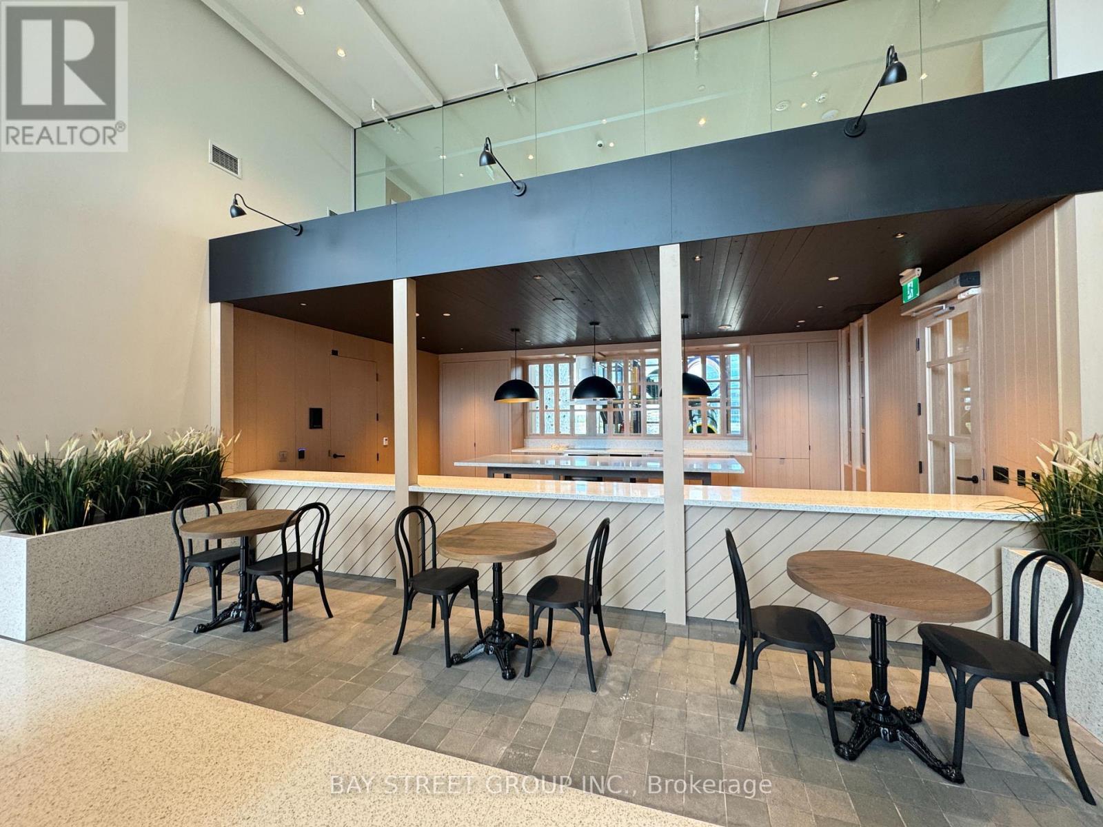 5510 - 8 Interchange Way, Vaughan, ON - Indoor Photo Showing Dining Room