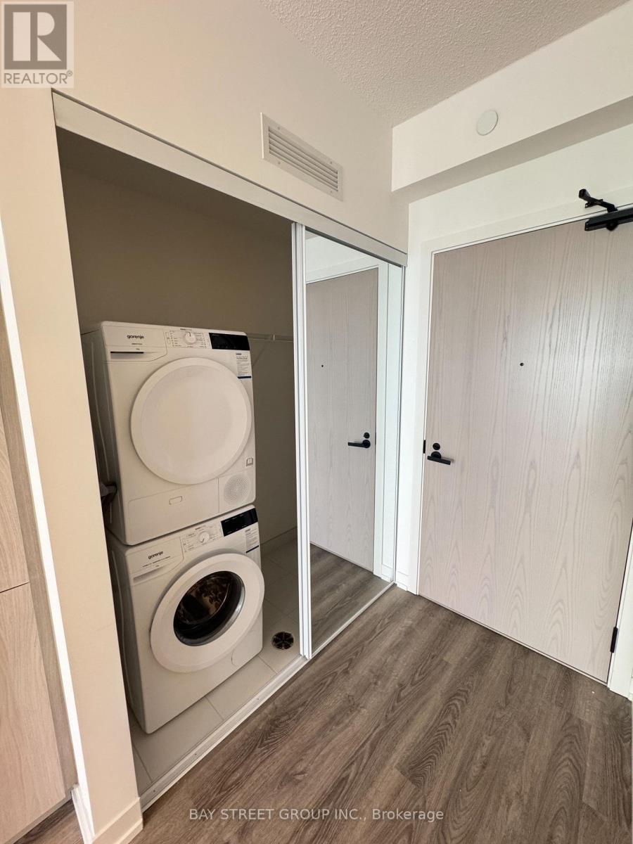 5510 - 8 Interchange Way, Vaughan, ON - Indoor Photo Showing Laundry Room