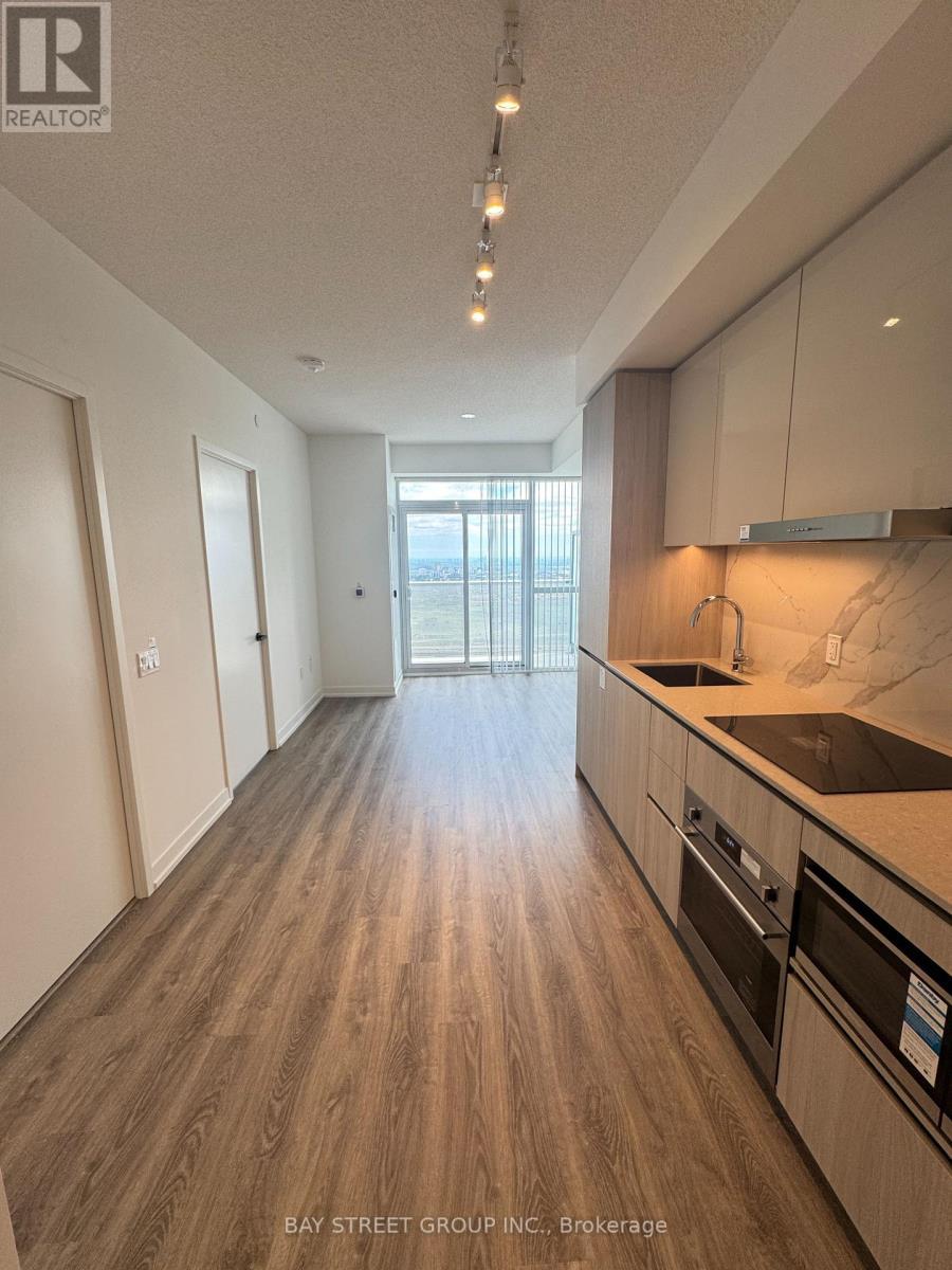 5510 - 8 Interchange Way, Vaughan, ON - Indoor Photo Showing Kitchen