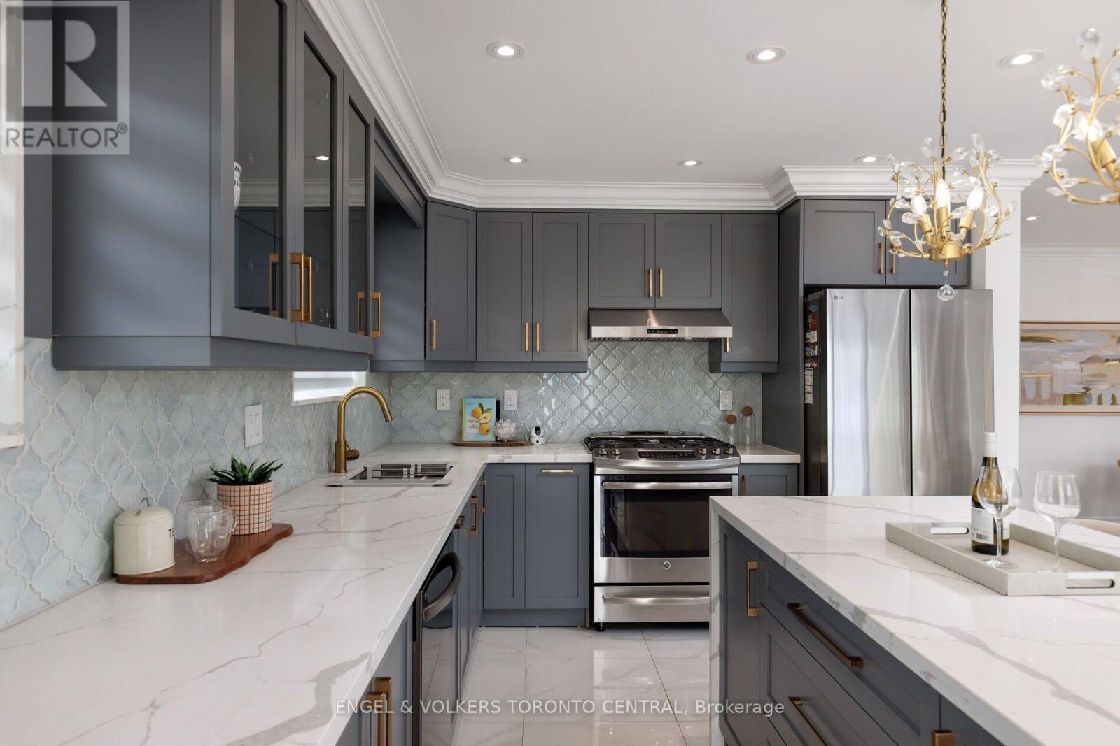 769 Annamore Road, Mississauga, ON - Indoor Photo Showing Kitchen With Upgraded Kitchen