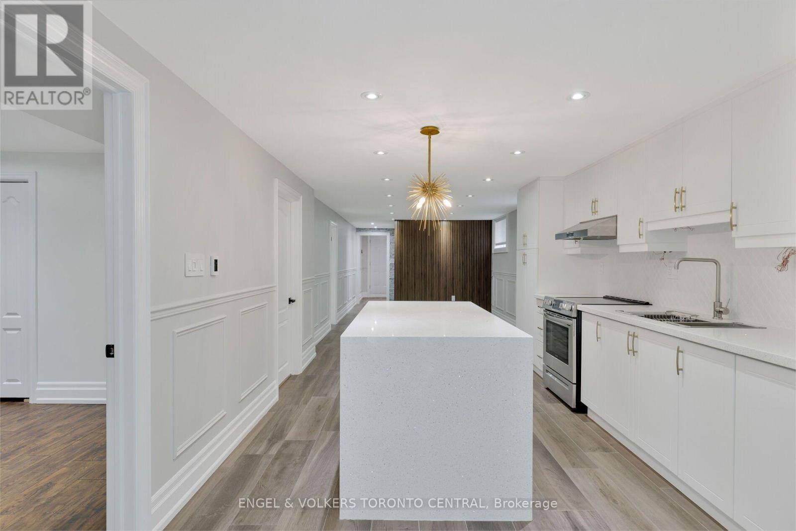 769 Annamore Road, Mississauga, ON - Indoor Photo Showing Kitchen With Double Sink