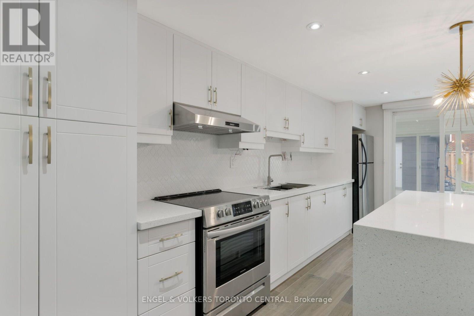769 Annamore Road, Mississauga, ON - Indoor Photo Showing Kitchen With Upgraded Kitchen