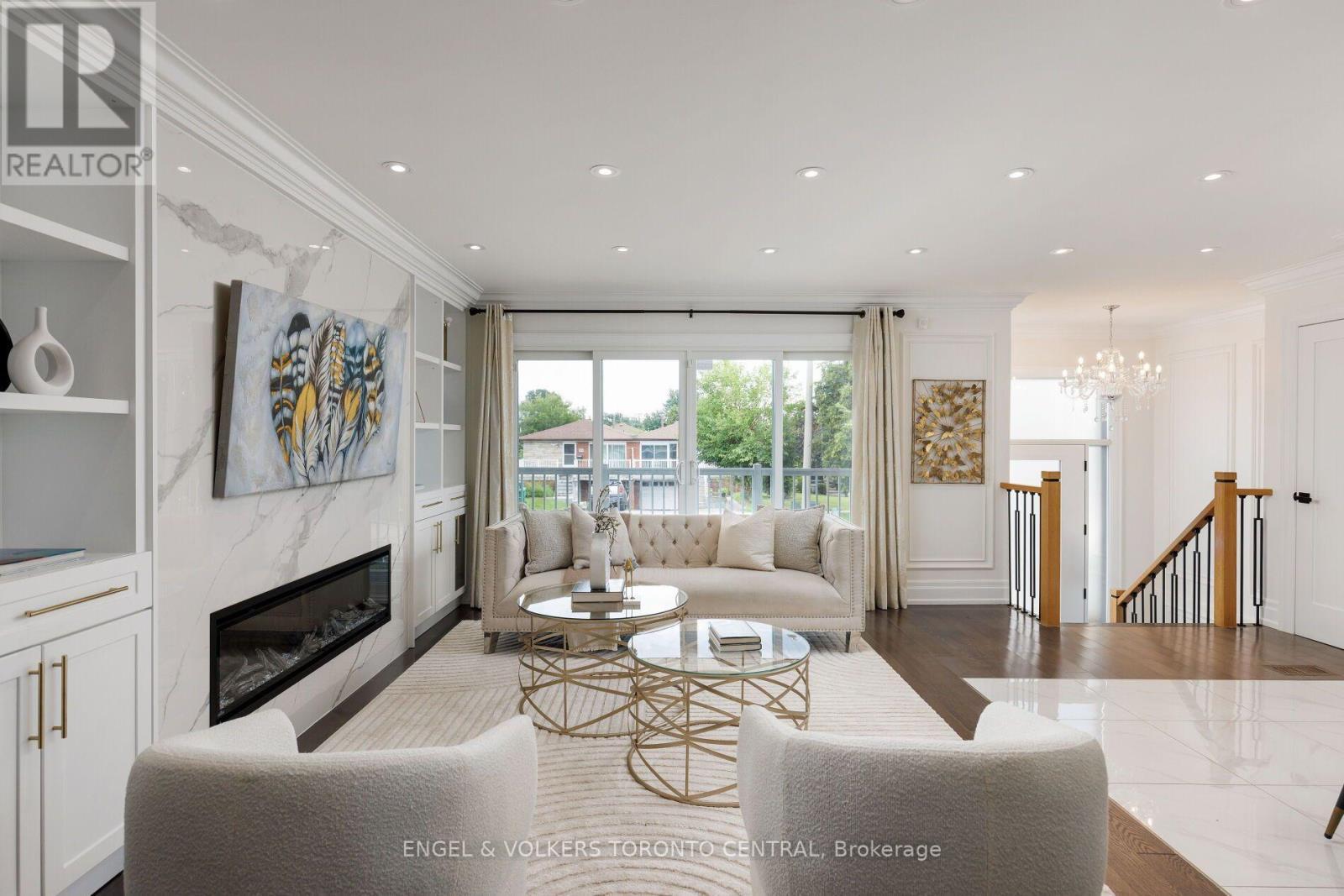 769 Annamore Road, Mississauga, ON - Indoor Photo Showing Living Room With Fireplace