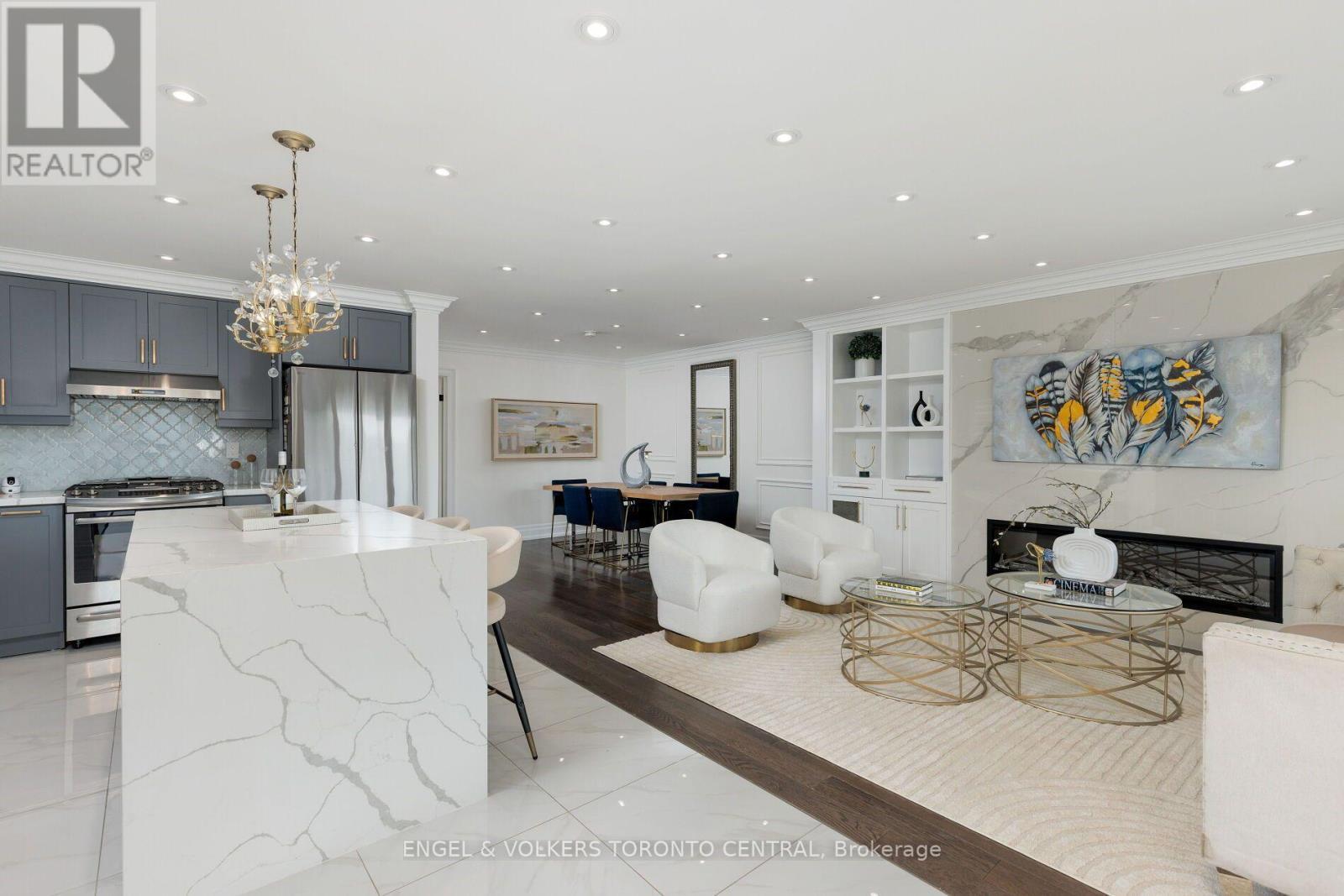 769 Annamore Road, Mississauga, ON - Indoor Photo Showing Kitchen With Fireplace With Upgraded Kitchen