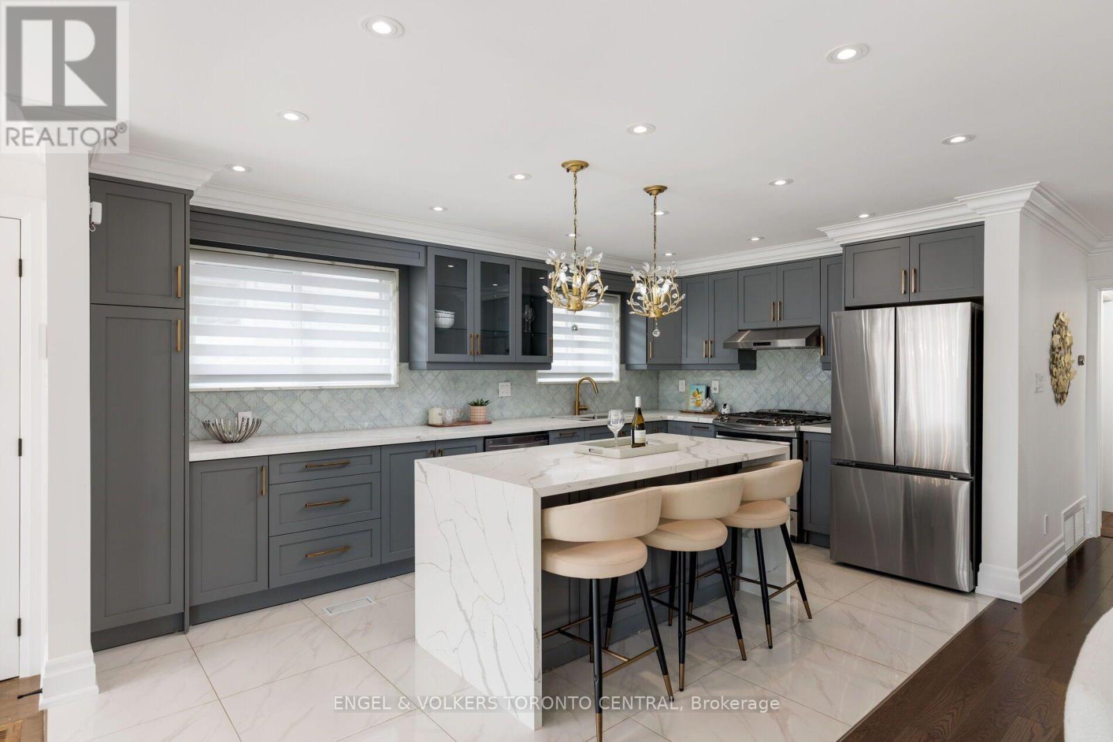 769 Annamore Road, Mississauga, ON - Indoor Photo Showing Kitchen With Upgraded Kitchen