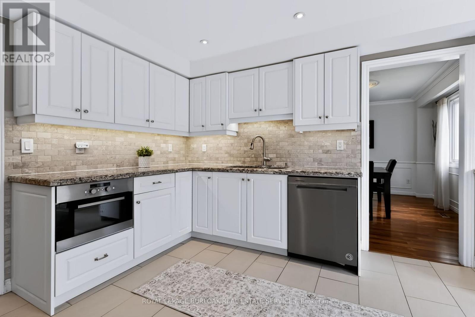 4248 Dunvegan Road, Burlington, ON - Indoor Photo Showing Kitchen With Upgraded Kitchen