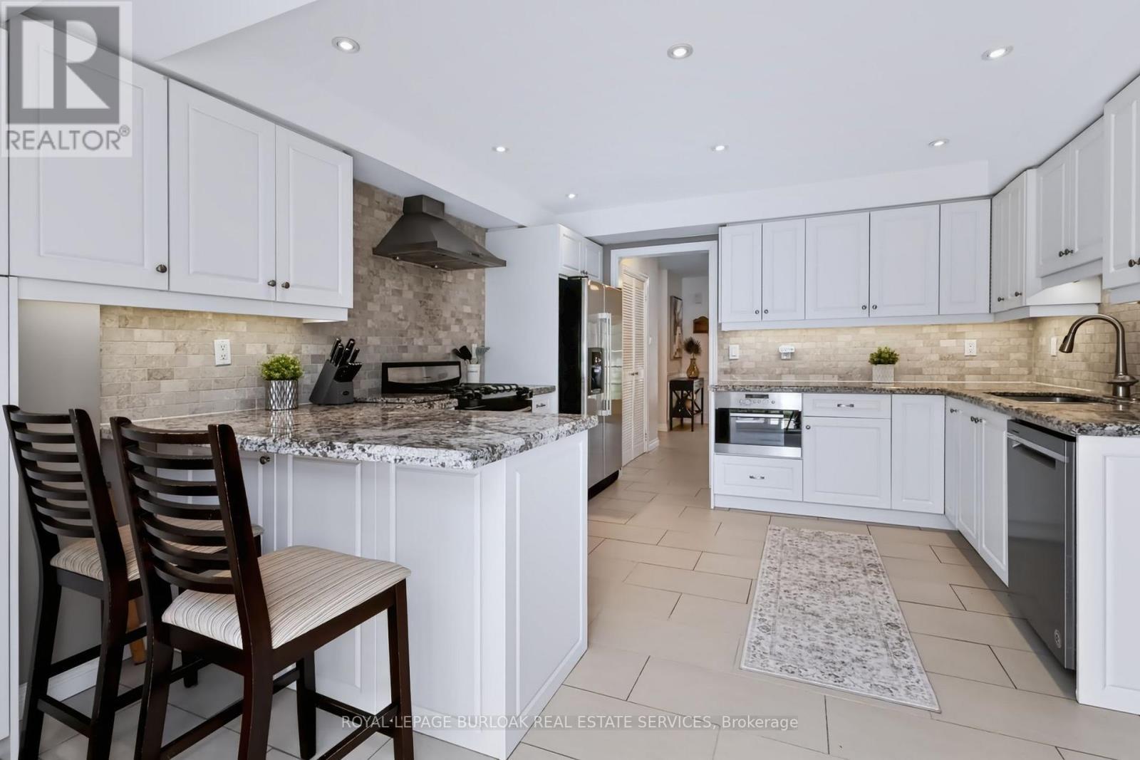 4248 Dunvegan Road, Burlington, ON - Indoor Photo Showing Kitchen With Upgraded Kitchen
