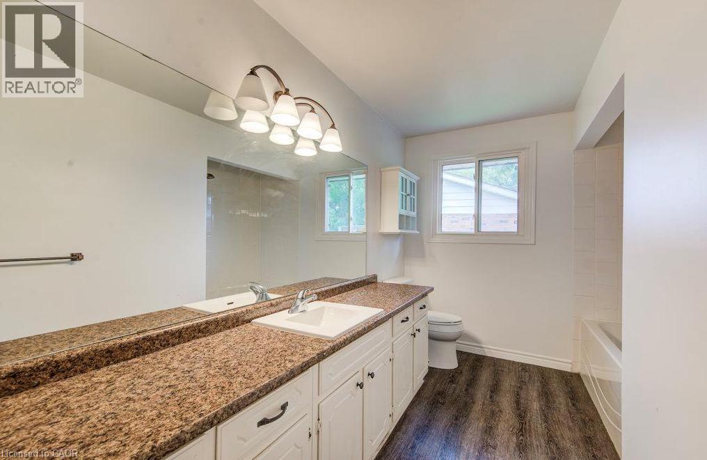 109 White Oak Place, Waterloo, ON - Indoor Photo Showing Bathroom