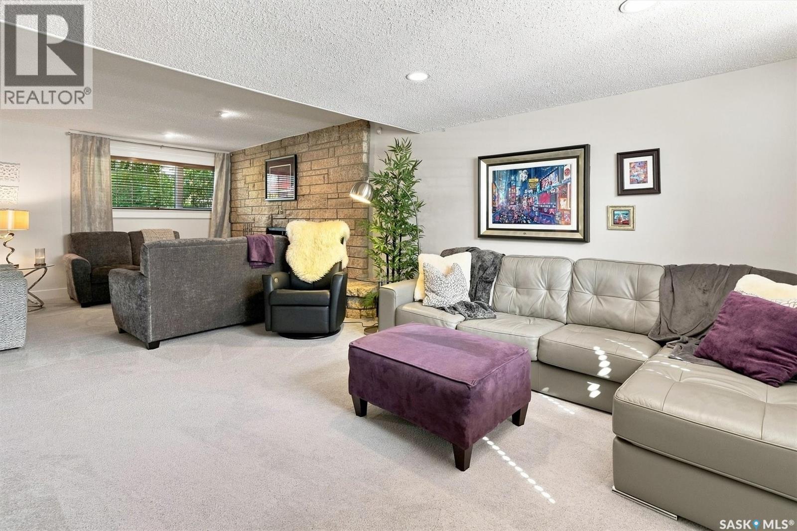 273 Carleton Drive, Saskatoon, SK - Indoor Photo Showing Living Room