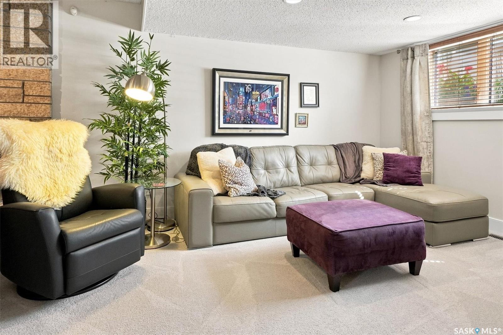 273 Carleton Drive, Saskatoon, SK - Indoor Photo Showing Living Room