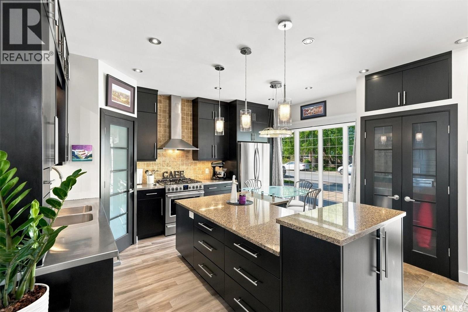 273 Carleton Drive, Saskatoon, SK - Indoor Photo Showing Kitchen With Upgraded Kitchen