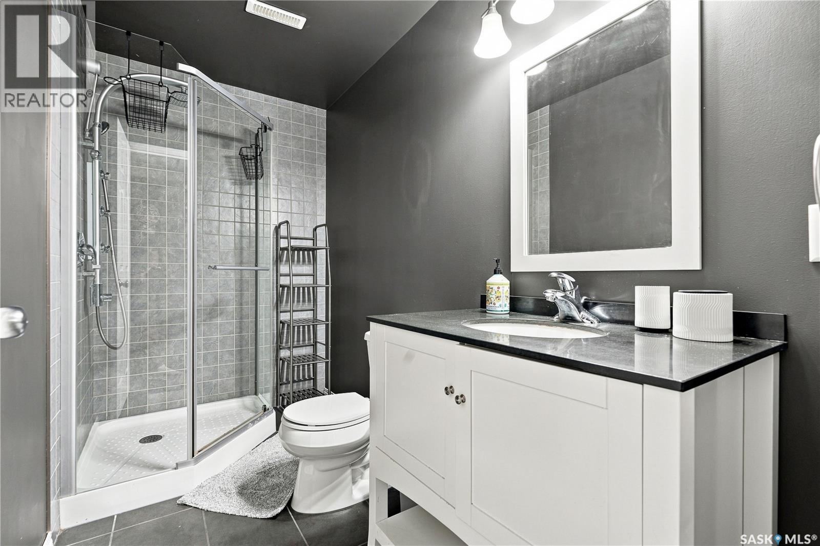554 Lynd Place, Saskatoon, SK - Indoor Photo Showing Bathroom