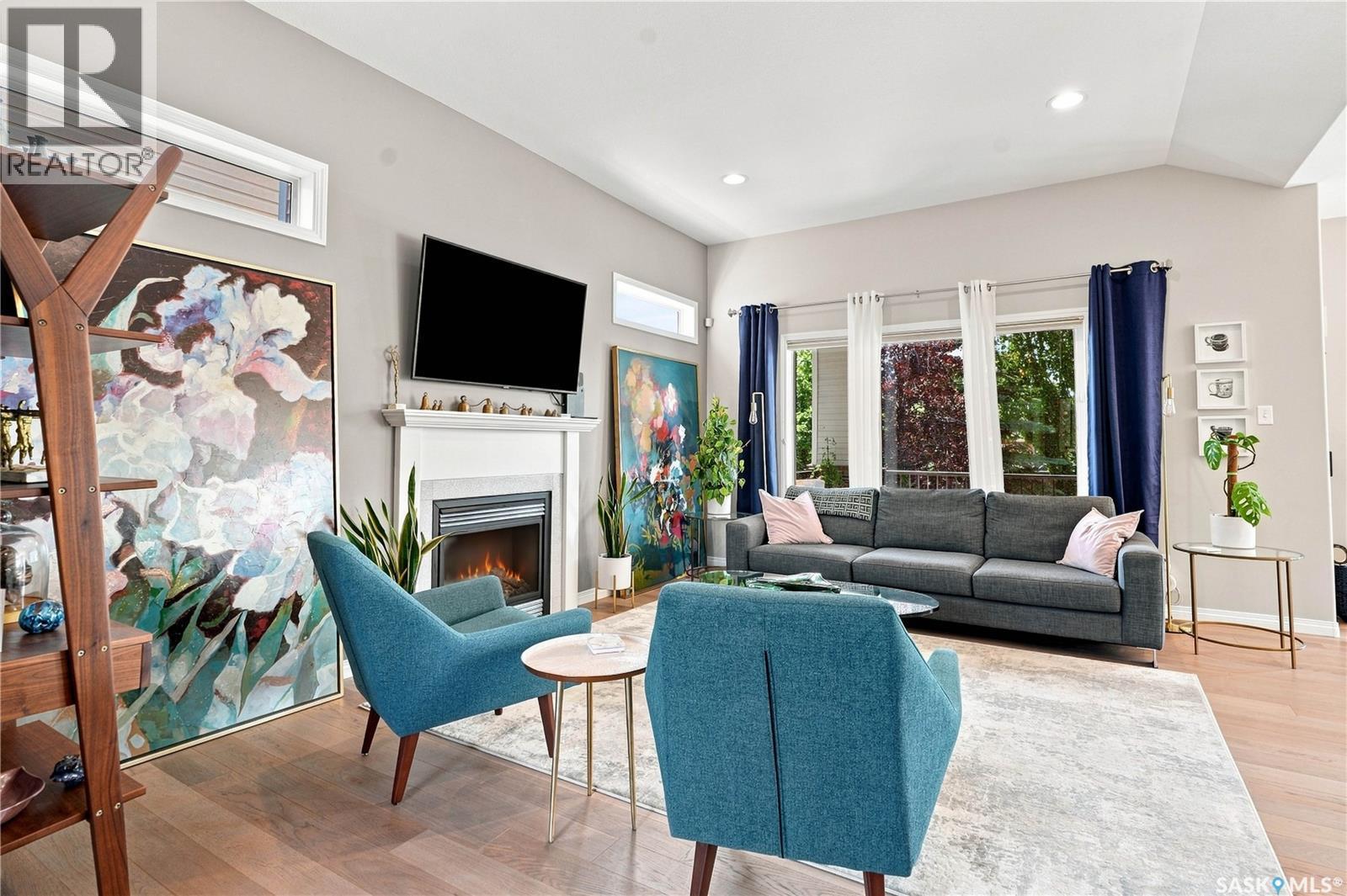 554 Lynd Place, Saskatoon, SK - Indoor Photo Showing Living Room With Fireplace