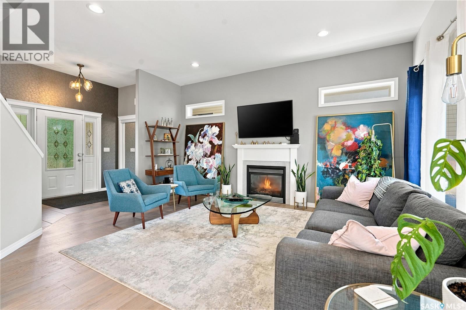 554 Lynd Place, Saskatoon, SK - Indoor Photo Showing Living Room With Fireplace