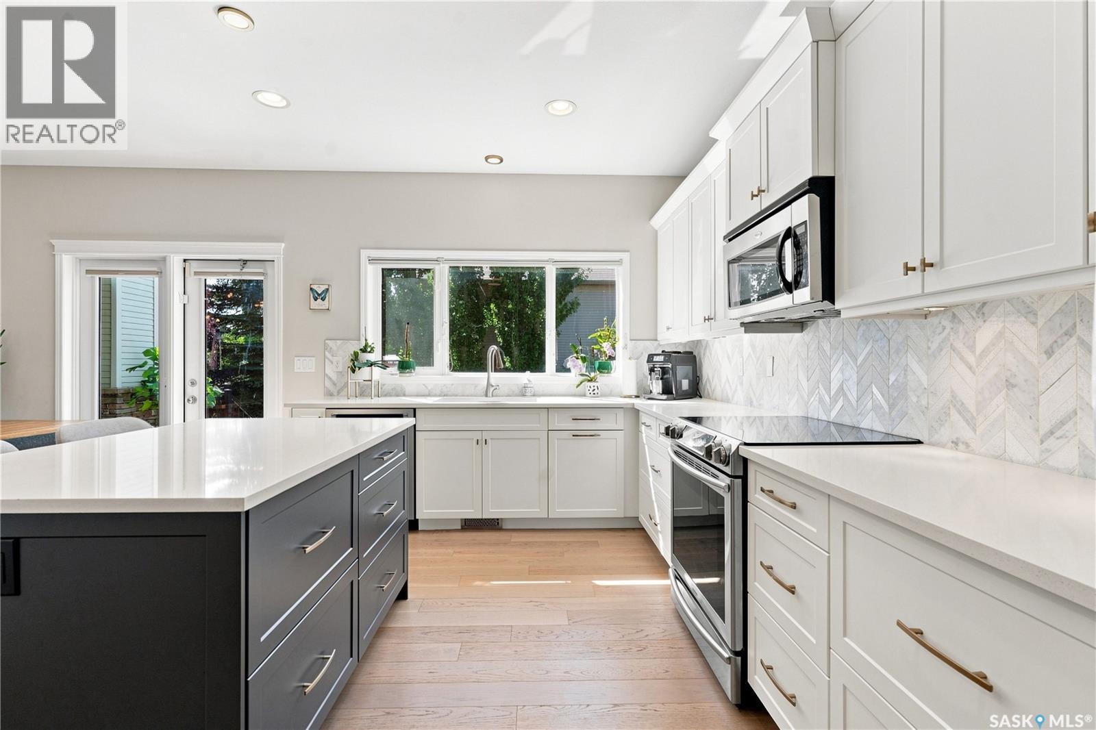 554 Lynd Place, Saskatoon, SK - Indoor Photo Showing Kitchen With Upgraded Kitchen