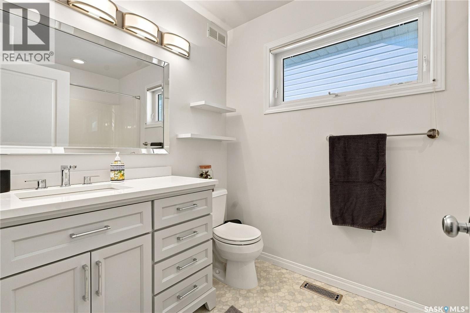 554 Lynd Place, Saskatoon, SK - Indoor Photo Showing Bathroom