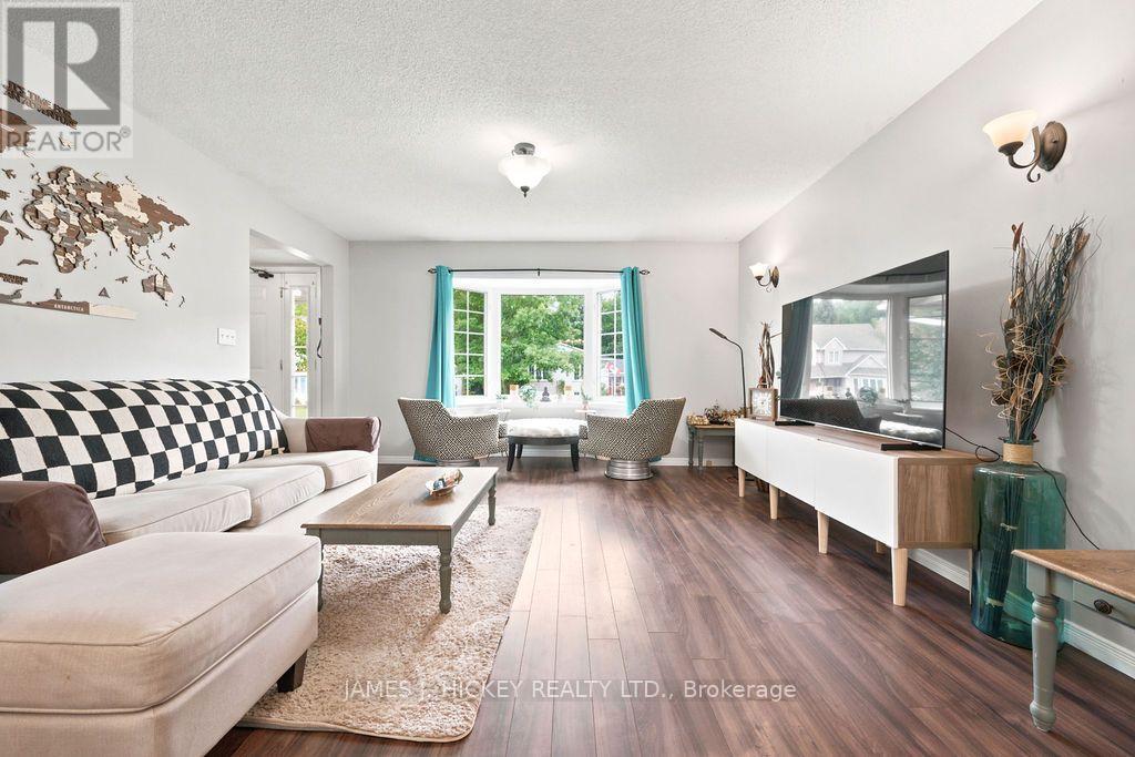 4 Banting Drive, Deep River, ON - Indoor Photo Showing Living Room