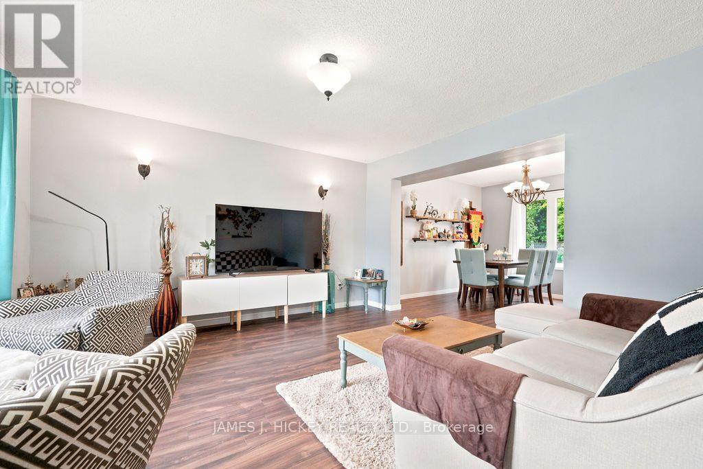 4 Banting Drive, Deep River, ON - Indoor Photo Showing Living Room