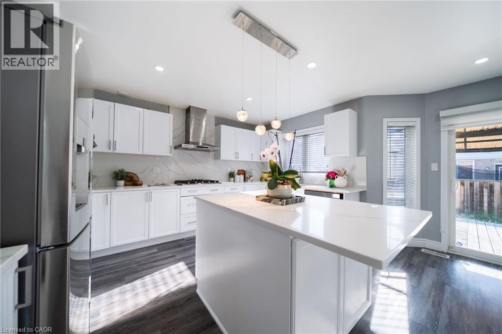 151 Baldwin Drive, Cambridge, ON - Indoor Photo Showing Kitchen With Upgraded Kitchen