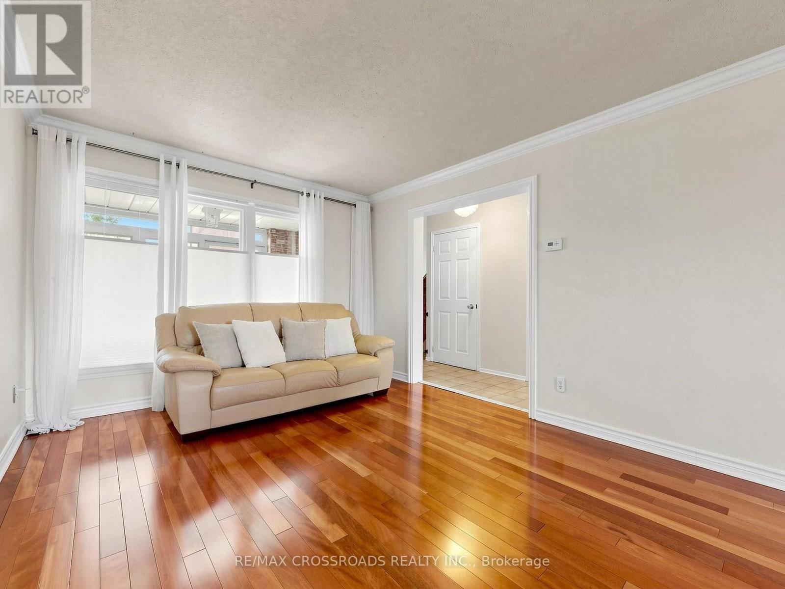 108 Anthony Lane, Vaughan, ON - Indoor Photo Showing Living Room