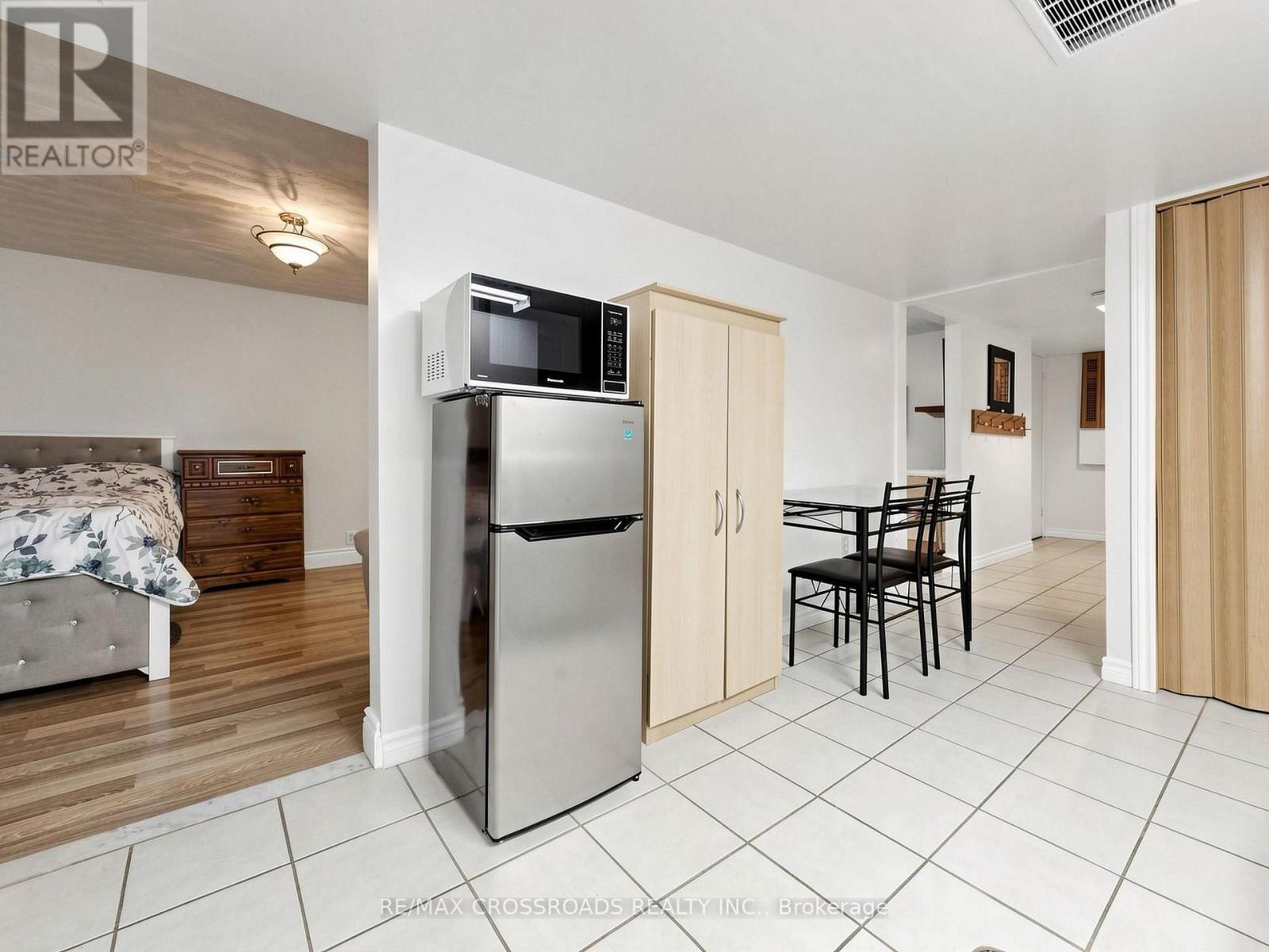 108 Anthony Lane, Vaughan, ON - Indoor Photo Showing Kitchen