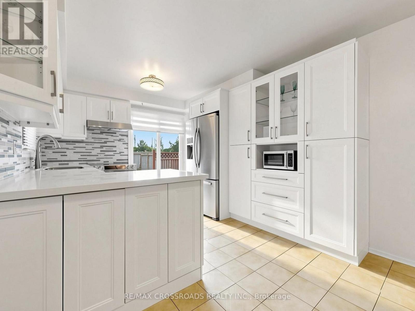 108 Anthony Lane, Vaughan, ON - Indoor Photo Showing Kitchen With Upgraded Kitchen