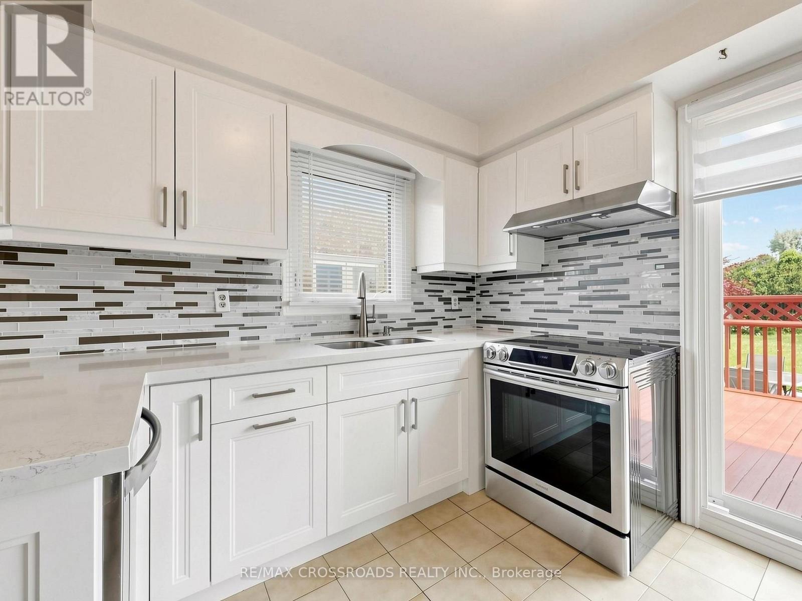 108 Anthony Lane, Vaughan, ON - Indoor Photo Showing Kitchen With Double Sink With Upgraded Kitchen